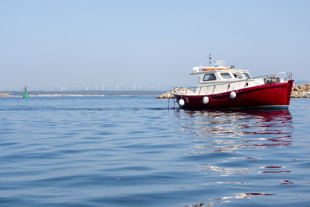 渔船捕鱼后到达港口图片下载