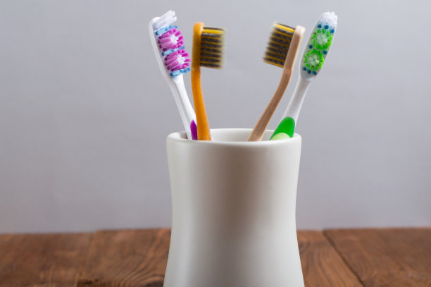 全家用的白色陶瓷杯牙刷。Healcare概念图片下载