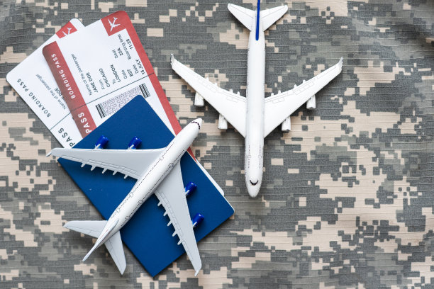 军装和车票，玩具飞机。绿色迷彩图片下载