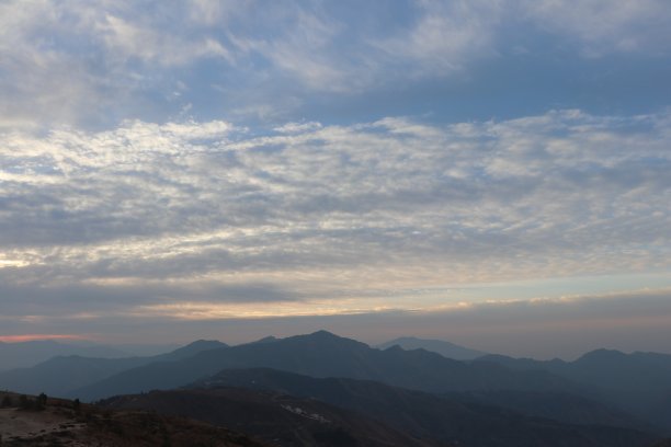 山顶的日落，云和蓝天图片下载