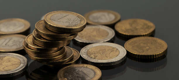 黑色背景上的一堆硬币图片下载