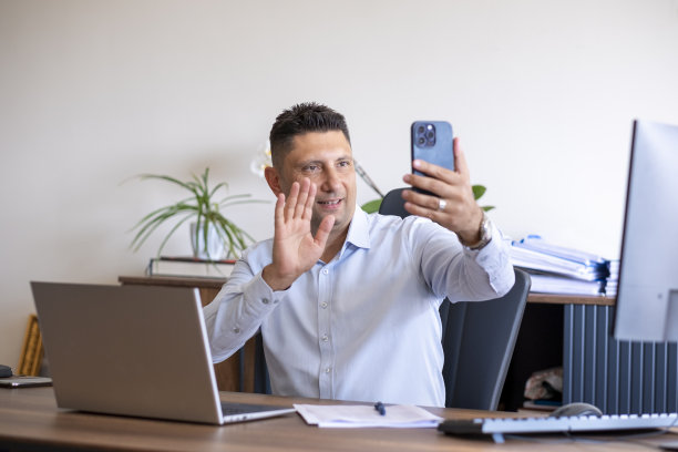 商人在办公室打视频电话图片下载