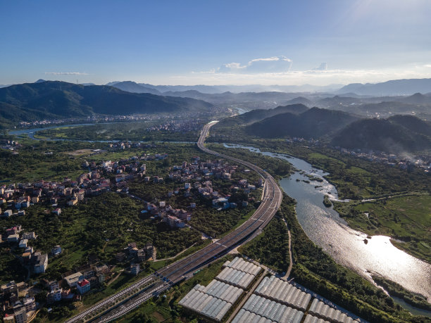 高速公路旁农用蔬菜大棚鸟瞰图图片下载