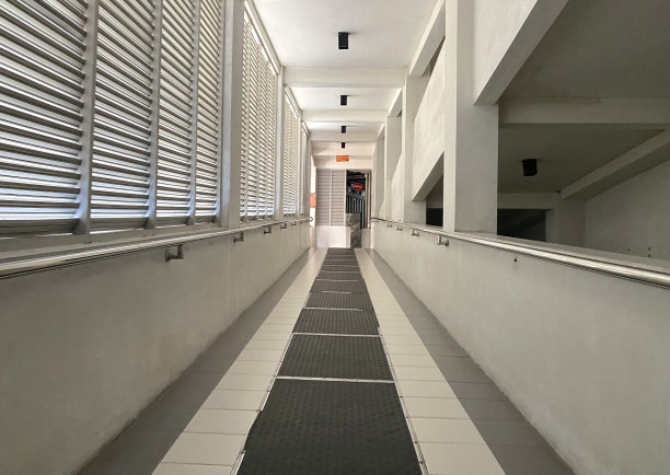 医院走廊楼梯上有不锈钢扶手图片下载