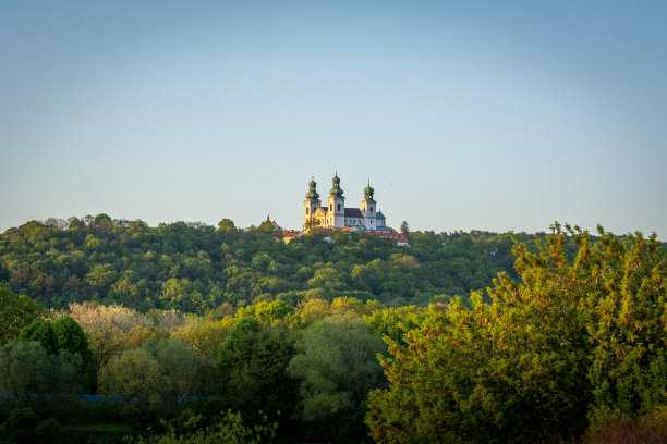 从远处看波兰克拉科夫的修道院建筑。图片下载