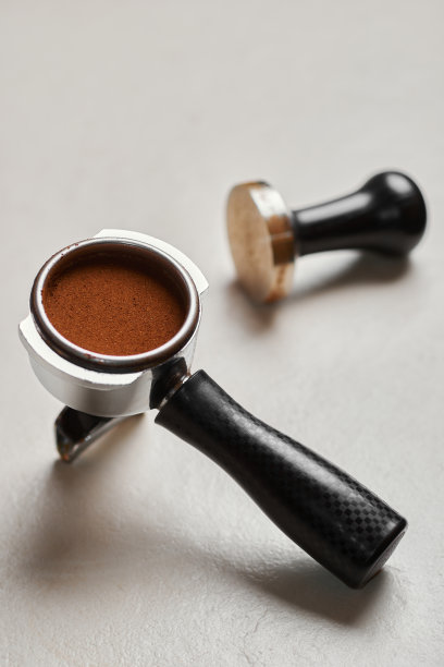 一个捣碎机和一个咖啡杯图片下载