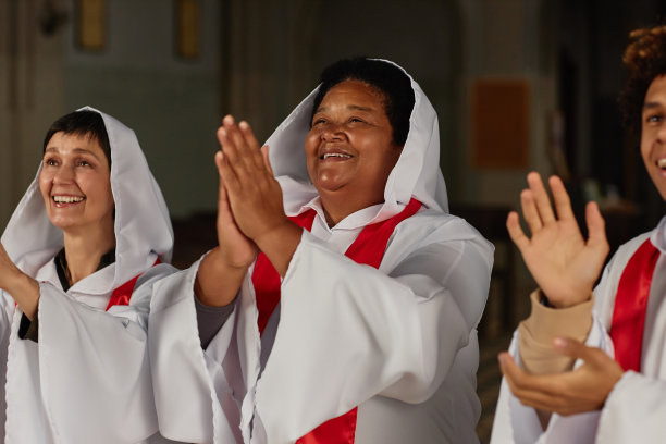快乐的人们在唱诗班唱歌图片下载