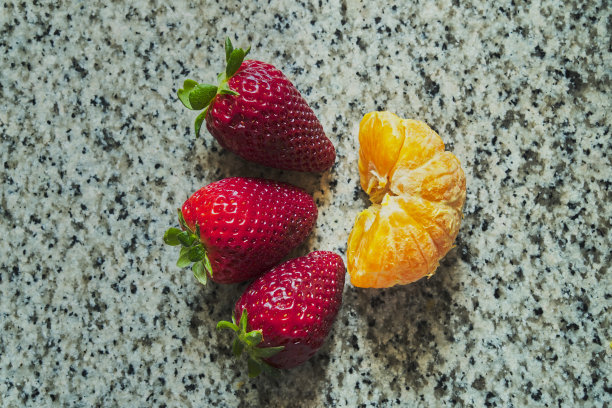 三个草莓和半个橘子图片下载
