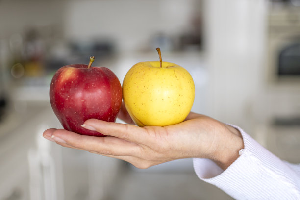 人手中的红苹果和黄苹果图片下载