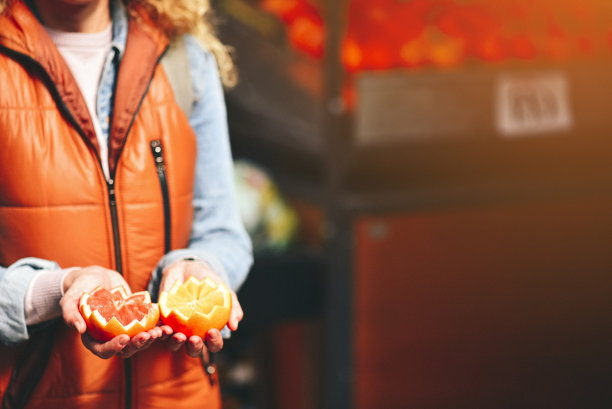 很多血橙，有的切成两半图片下载