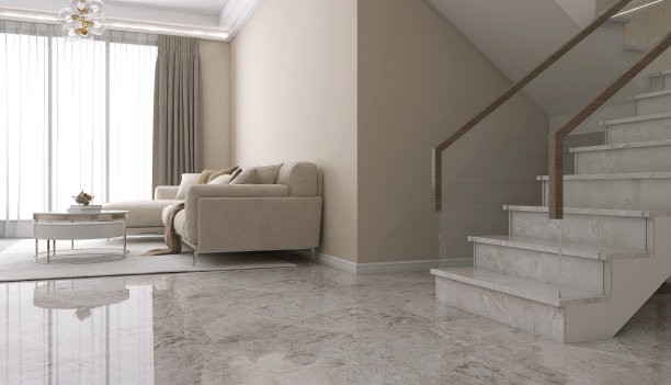 白色大理石地砖在棕色墙壁大厅，豪华客厅与米色角落沙发，现代咖啡桌，楼梯在阳光下从地板到天花板的透明窗帘图片下载