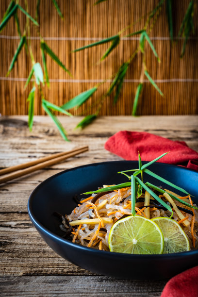 木制背景上的米线和蔬菜图片下载