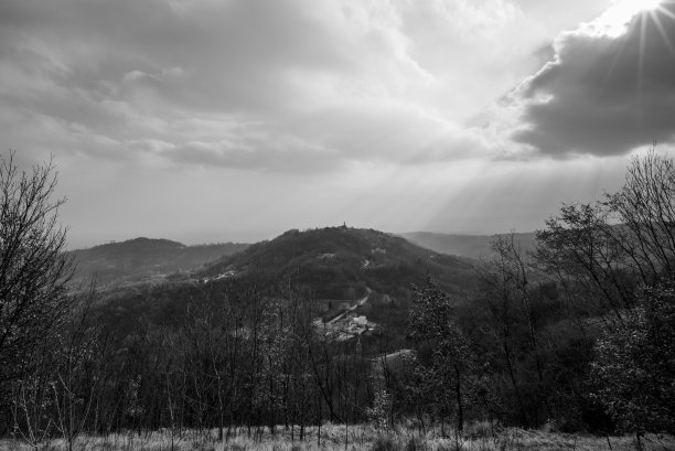 2023 03 11 Vallonara山和教堂图片下载