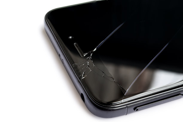 一个智能手机的特写，显示屏坏了，孤立在白色的背景上图片下载