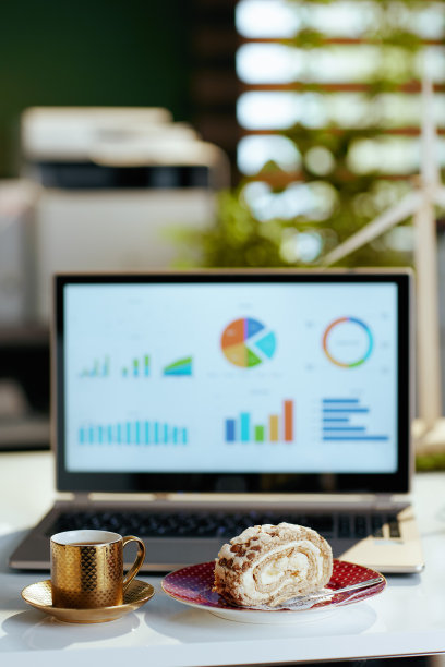 现代办公室里桌子上的特写和一块蛋糕图片下载