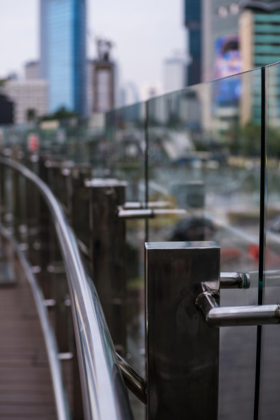 雅加达班达兰HI巴士站的铁栅栏特写图片下载