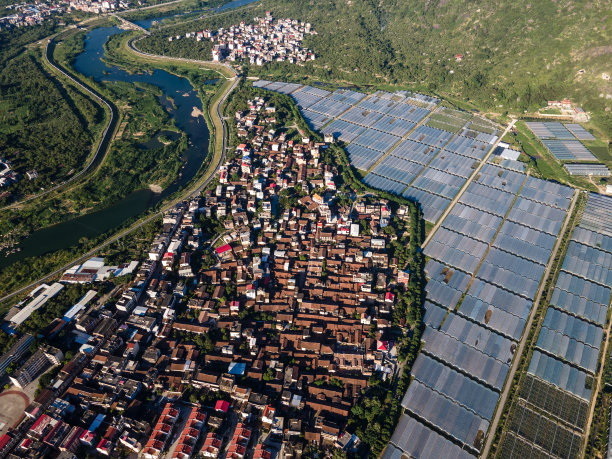 沿河的村庄和农用蔬菜大棚俯视图图片下载