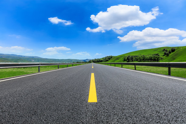 柏油路和山间自然风光图片下载