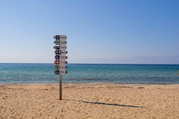 希腊海滩上带有方向信息的木制路标图片下载