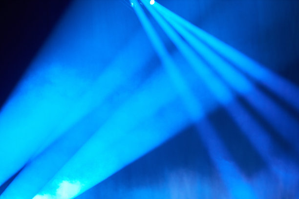 灯光，舞台和五颜六色的雾图片下载