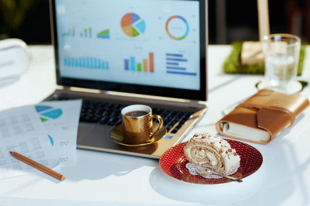 现代办公室里桌子上的特写和一块蛋糕图片下载