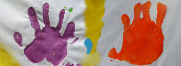白色织物上的彩色手印，儿童娱乐图片下载