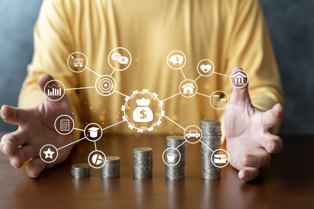 节约能源和金钱。储蓄或投资的想法。希望投资者的概念。男商人手里放着钱，硬币堆在办公室里做生意图片下载