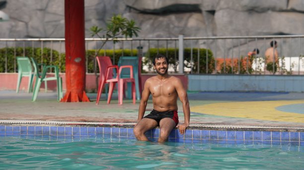 男孩形象在旅行期间坐在游泳池附近假期有趣的股票图片图片下载