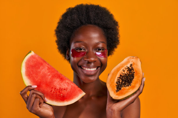 被孤立在背景中的非裔美国女性图片下载