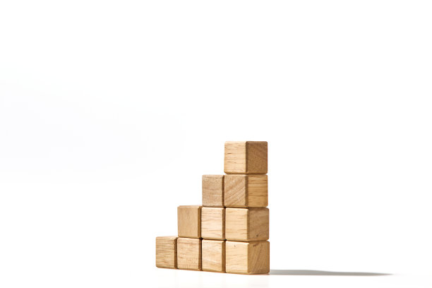 木立方体排列堆叠成阶梯形状，一种经营理念图片下载