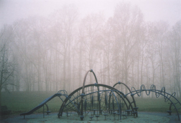 雾蒙蒙的早晨，孩子们的游乐场。胶片摄影图片下载