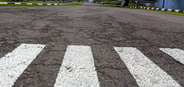 斑马线在柏油路上行走图片下载