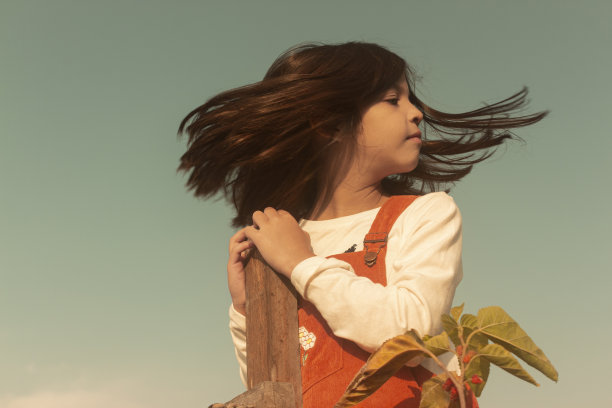 一个七岁的小女孩下午在公园里的画像图片下载