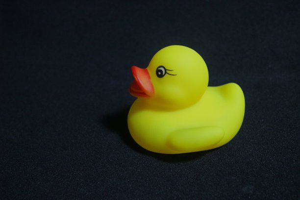 可爱的小黄鸭玩具和红色的嘴唇图片下载