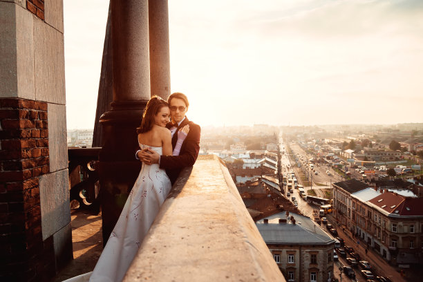 新娘们相互拥抱地站在阳台上图片下载