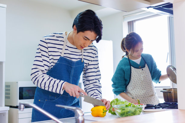 一对日本夫妇在厨房准备做饭图片下载