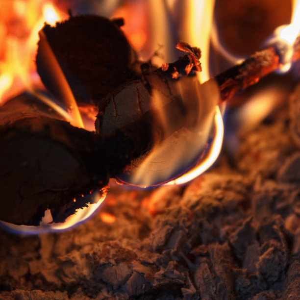 在寒冷的季节，用天然的木柴和树枝在炉子里燃烧出明亮的高温火焰，为房屋供暖图片下载
