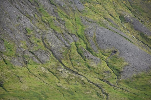 冰岛一座山的绿色和灰色的斜坡图片下载