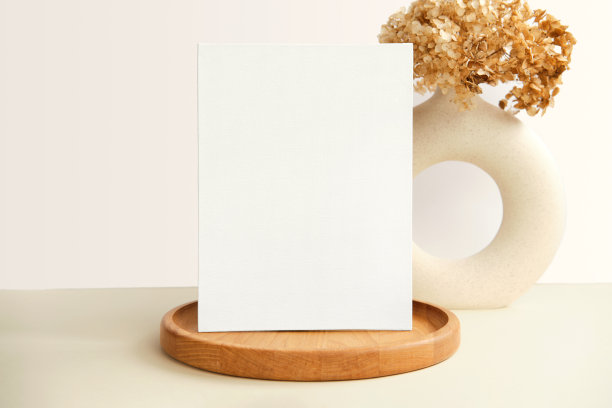 空白贺卡邀请模型。前视图。干花现代木制盘子，纸模拟在米色桌子。副本的空间。最小商业品牌模板。软阴影。北欧飞行设计广告。A6图片下载