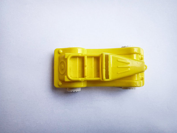 黄色的玩具在白纸上图片下载