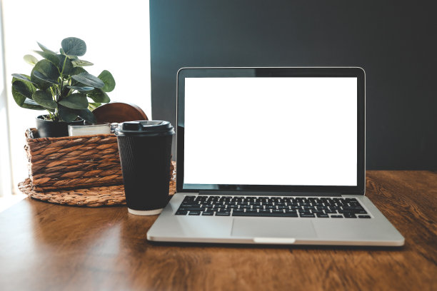 在家庭工作环境中带隔离屏幕的笔记本电脑图片下载