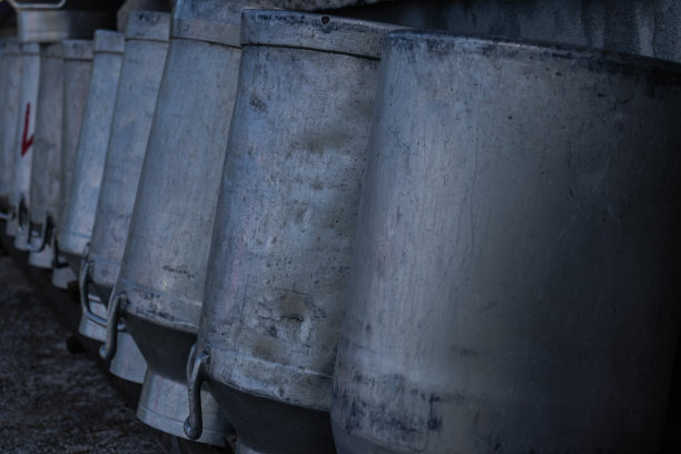 旧的传统铝制牛奶罐。图片下载