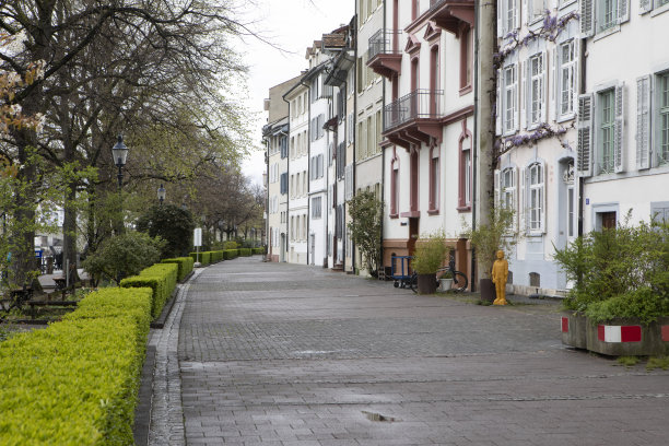 巴塞尔的人行道和住宅楼图片下载