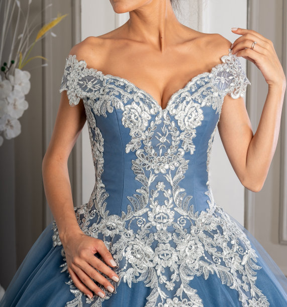 女人仍然流行穿蓝色的衣服图片下载