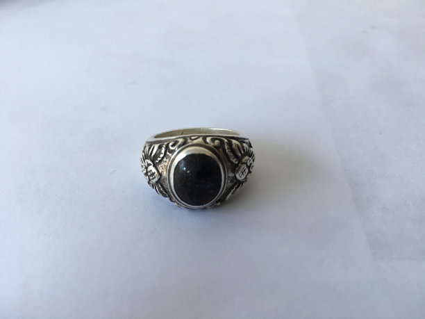 黑玛瑙戒指，柄上有巴厘岛雕刻图片下载