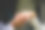 特写穆斯林新郎在穆斯林桥的左手手指上戴着结婚戒指。概念的婚礼卡背景，海报，邀请卡图片下载