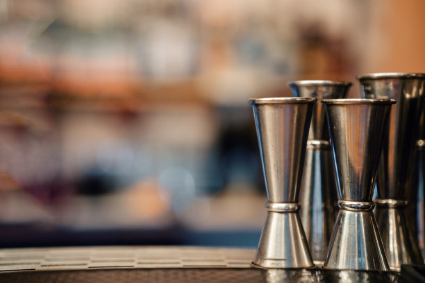 吧台上的不锈钢双面鸡尾酒量杯图片下载