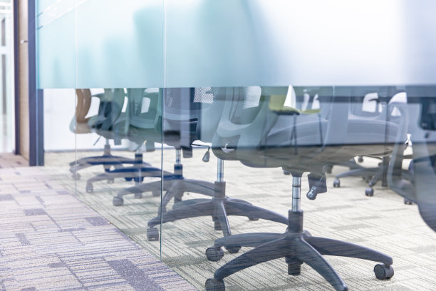 现代会议室内部的椅子特写图片下载