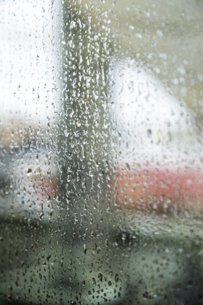 冬日里满是雨滴的玻璃窗的垂直图像图片下载