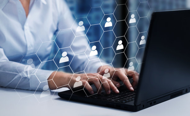 人力资源管理理念。员工必须完成在线调查表格。在剪贴板上标记了清单。图片下载